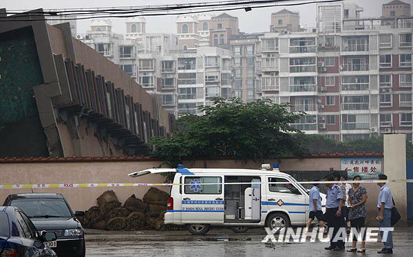 上海一在建商品楼发生倒塌事故[组图]