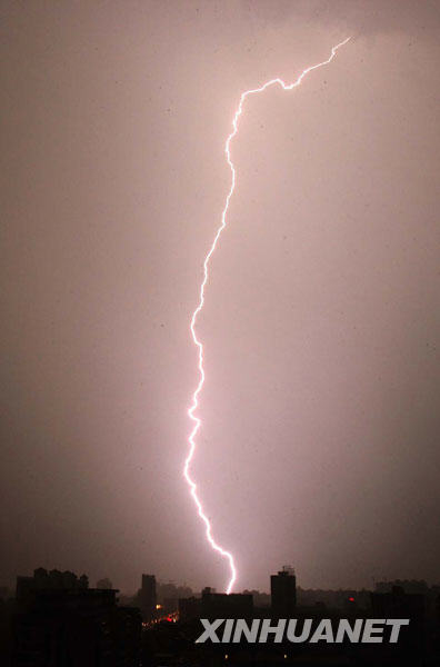 暴雨过后 街道成泽国[组图]