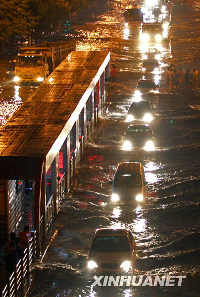 暴雨过后 街道成泽国[组图]