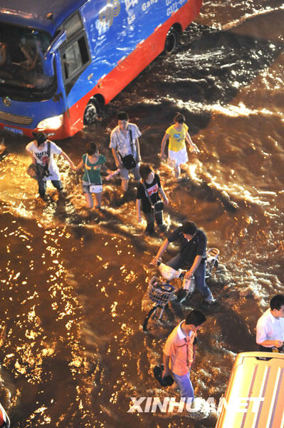 暴雨过后 街道成泽国[组图]