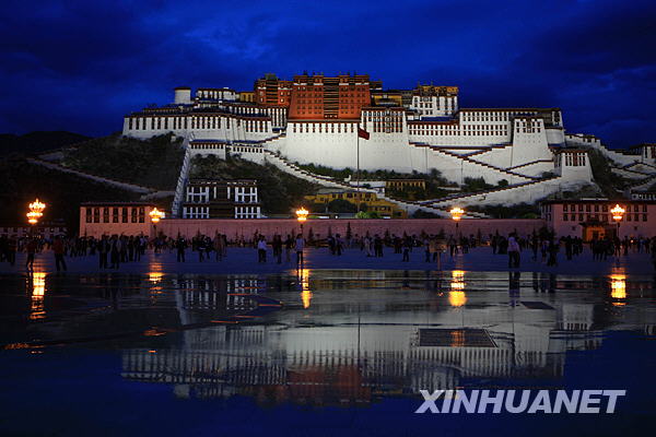 夜幕下的布达拉宫[组图]