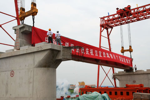 汉宜铁路全线首片梁顺利架设到位