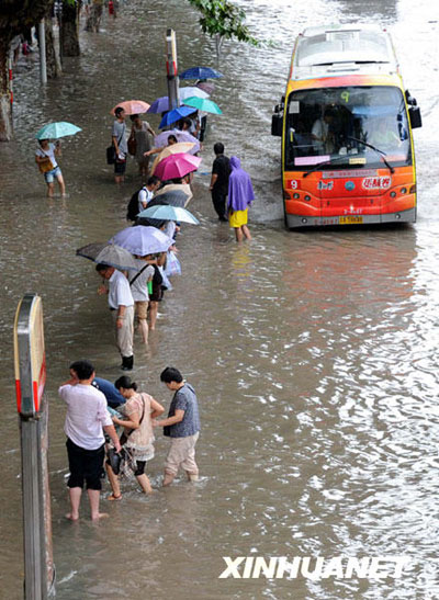 南京遇罕见暴雨　全城交通阻滞[组图]