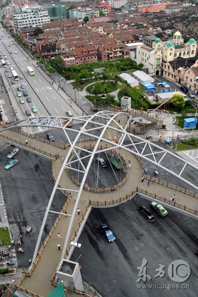 我国首座X形钢结构吊索人行天桥亮相上海[组图]