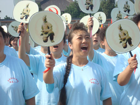 爱国歌曲在大雁塔下唱响