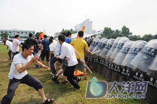 亚运安保大练兵 汽车碾胸特警面不改色(组图)