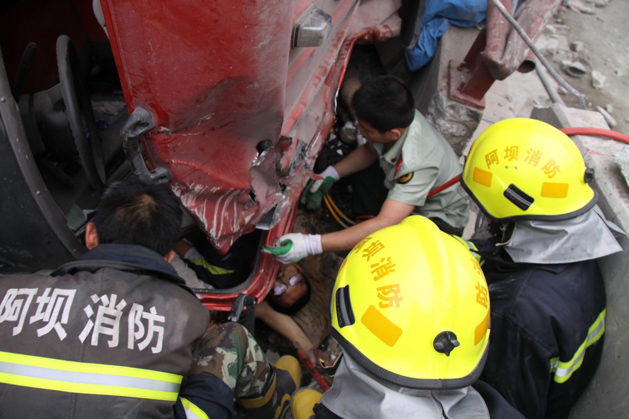 飞石砸毁汶川彻底关大桥已造成6人死亡12人受伤