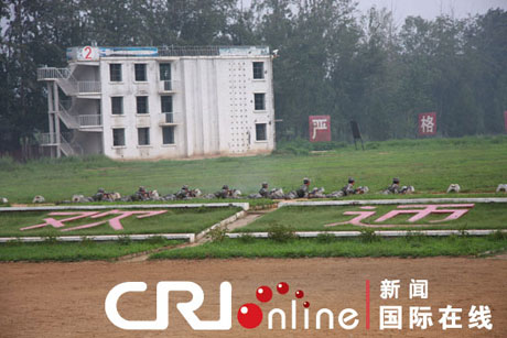北京卫戍区警卫三师向中外记者开放[组图]