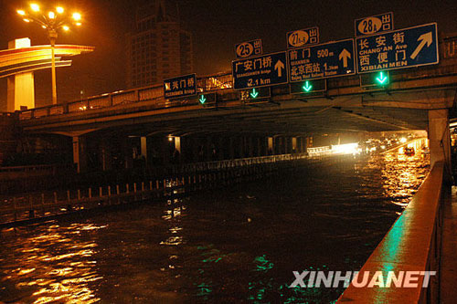 特大暴雨袭击京城[组图]