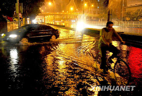 特大暴雨袭击京城[组图]