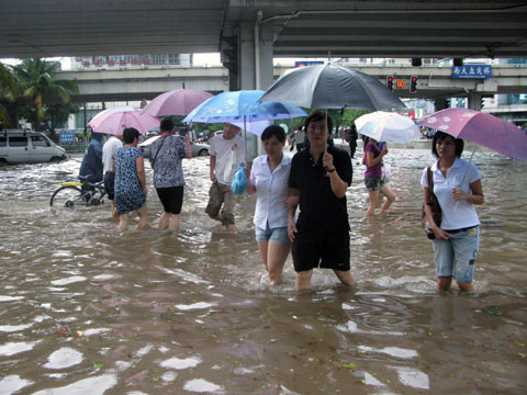 海口普降暴雨 预计积水可能达到100毫米