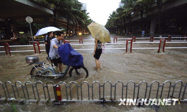 “天鹅”余威肆虐 海口成泽国[组图]