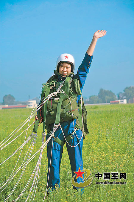 歼击机女飞行学员首次跳伞[组图]