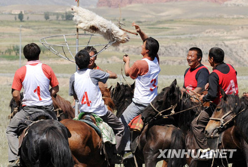 天山夏牧场上的叼羊比赛[组图]