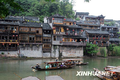 烟雨蒙蒙凤凰城[组图]