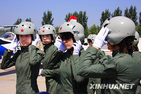 空军首批歼击机女飞行员更换新型飞行装具[组图]