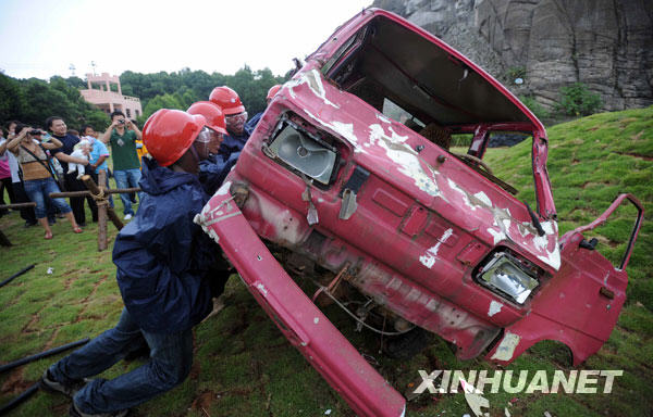 长沙：砸电器 减压力[组图]