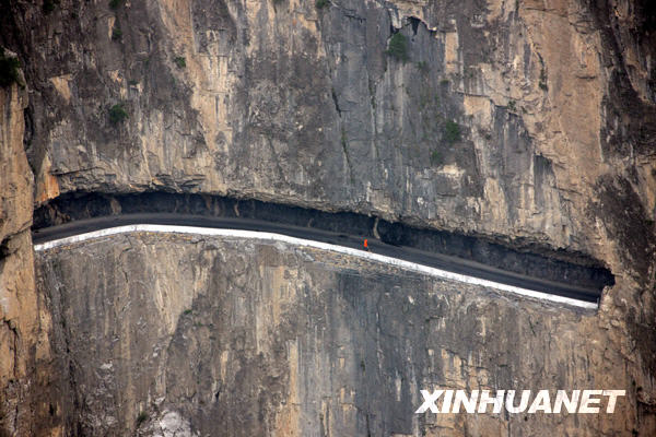 太行山“挂壁公路”[组图]