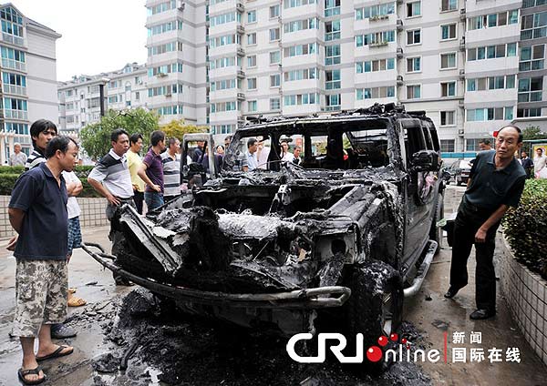 南京悍马婚车发生自燃 百万名车烧成空壳