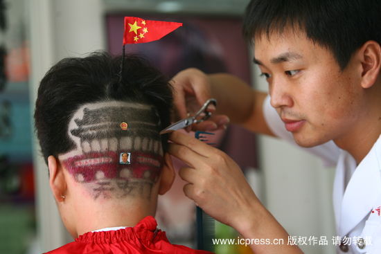 郑州：国庆“天安门”发型妙趣横生