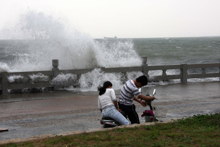 “凯萨娜”来势汹涌 海南经受风雨洗礼(图)