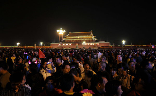 北京数万人天安门广场冒雨告别彩车