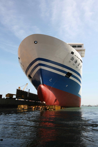 中国自行设计建造的最大豪华客滚船“渤海宝珠”下水