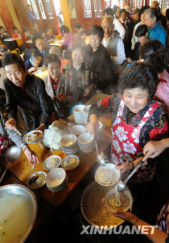 重阳节：南京老人喜吃长寿面