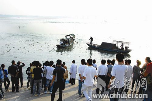 大学生结人梯救人3人溺亡续：集体申报见义勇为