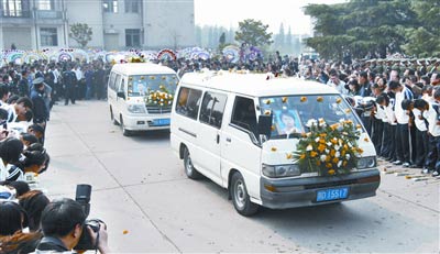 湖北荆州拟建雕塑纪念3名舍己救人大学生(图)