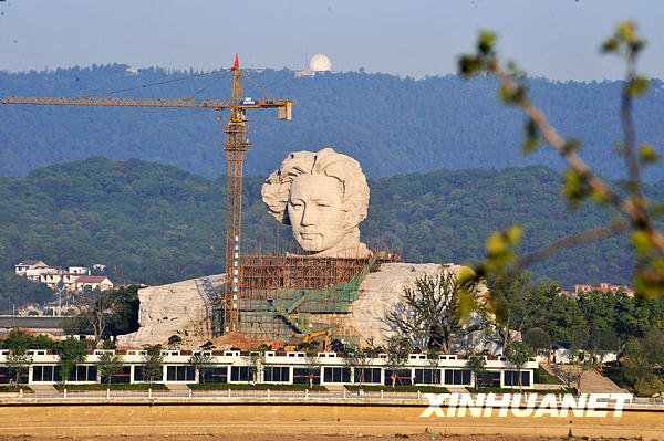 32米毛泽东巨型雕塑现长沙