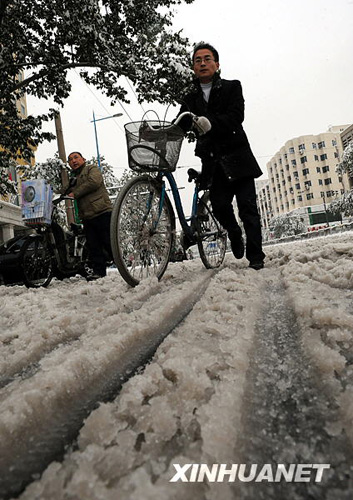 河南郑州：雪天路难行