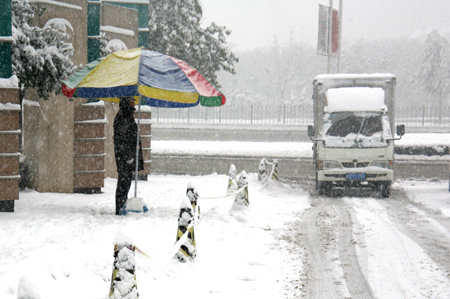 济南迎来今冬首场大到暴雪（图）