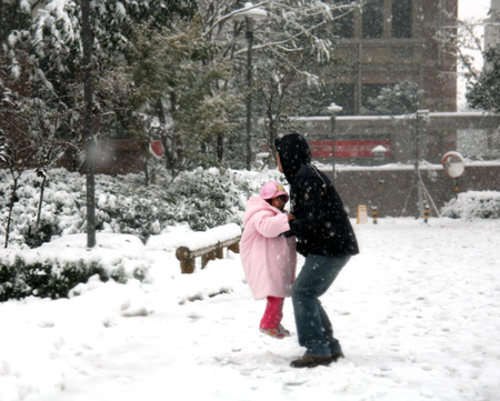 济南迎来今冬首场大到暴雪（图）