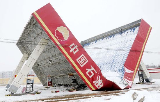 河北邢台暴雪压塌加油站