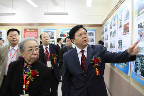 海内外永定客家乡贤参观捐资家乡公益事业图片展