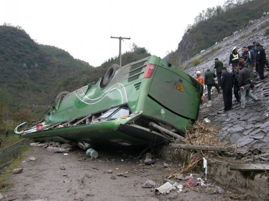 客车在贵州毕节翻车造成9死30伤(组图)