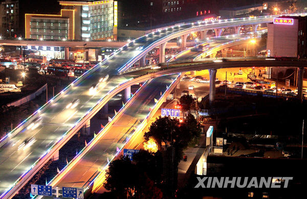武汉首座彩色立交桥全线贯通